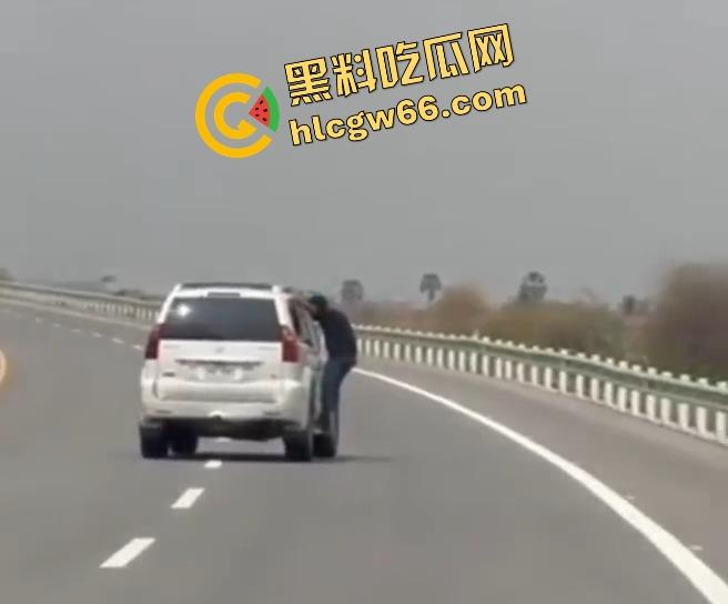 柬埔寨金边高速惊现持AK抢车!一家六口当场吓懵,劫匪持枪逼人下车,开车逃之夭夭!-2