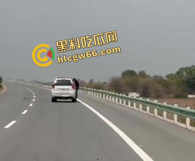 柬埔寨金边高速惊现持AK抢车!一家六口当场吓懵,劫匪持枪逼人下车,开车逃之夭夭!-3