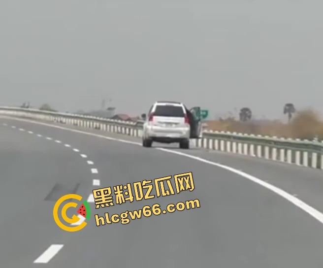 柬埔寨金边高速惊现持AK抢车!一家六口当场吓懵,劫匪持枪逼人下车,开车逃之夭夭!-5