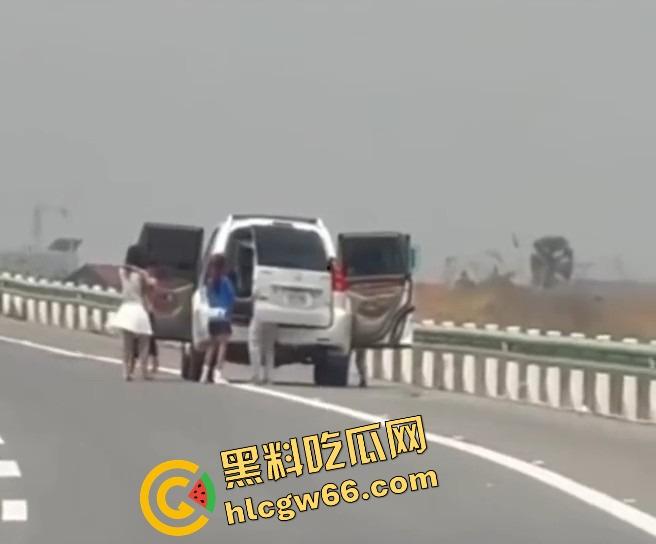 柬埔寨金边高速惊现持AK抢车!一家六口当场吓懵,劫匪持枪逼人下车,开车逃之夭夭!-6