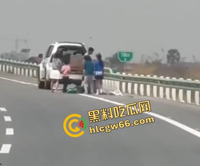 柬埔寨金边高速惊现持AK抢车!一家六口当场吓懵,劫匪持枪逼人下车,开车逃之夭夭!-8