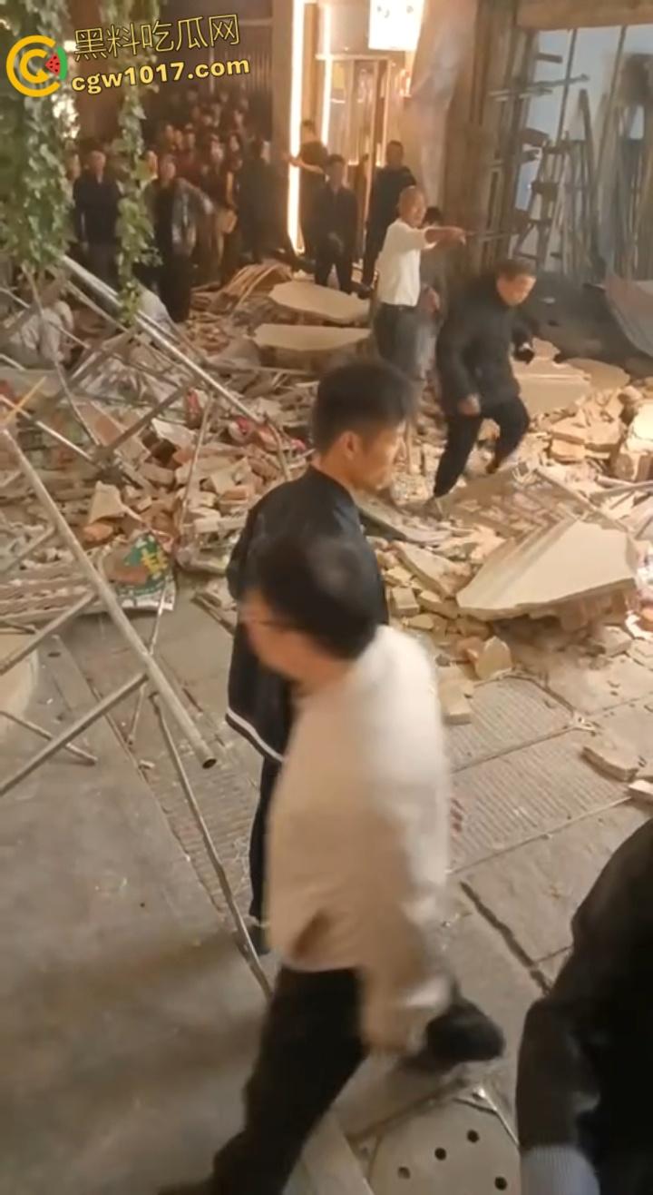 长沙潮宗街一家店面白天热火朝天装修,晚上却突然墙体崩塌,巨石压倒路过行人,路人纷纷挖土救人!-1