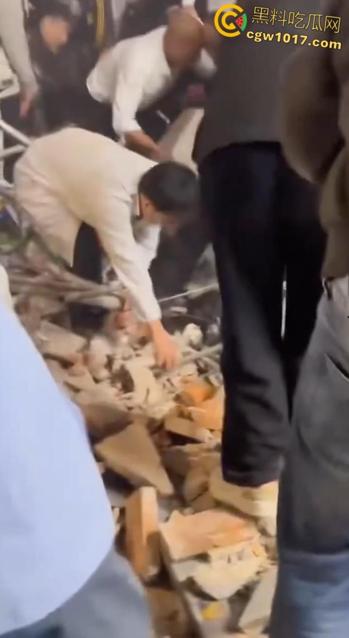 长沙潮宗街一家店面白天热火朝天装修,晚上却突然墙体崩塌,巨石压倒路过行人,路人纷纷挖土救人!-4
