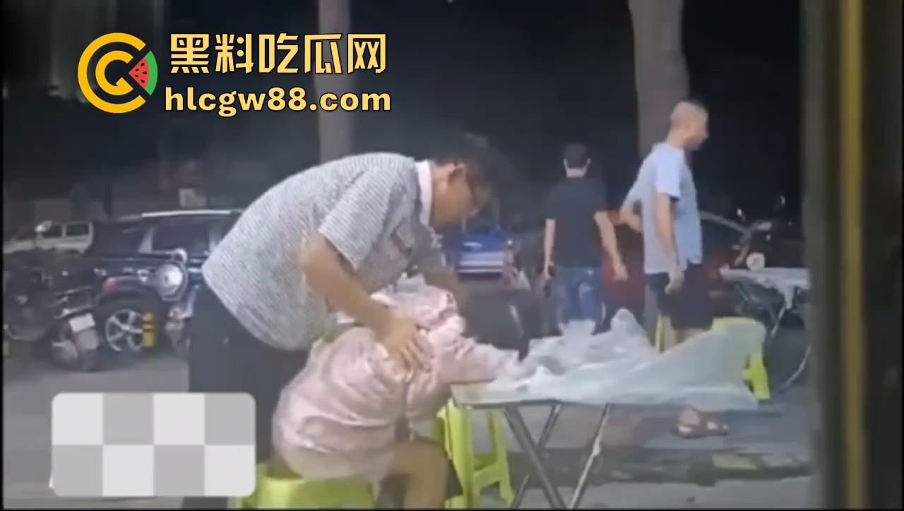 湖北巨乳少妇在大排档酒醉被两大哥摸胸揩油,酒醉的怎么摸都没反应,放开她让我来!-2