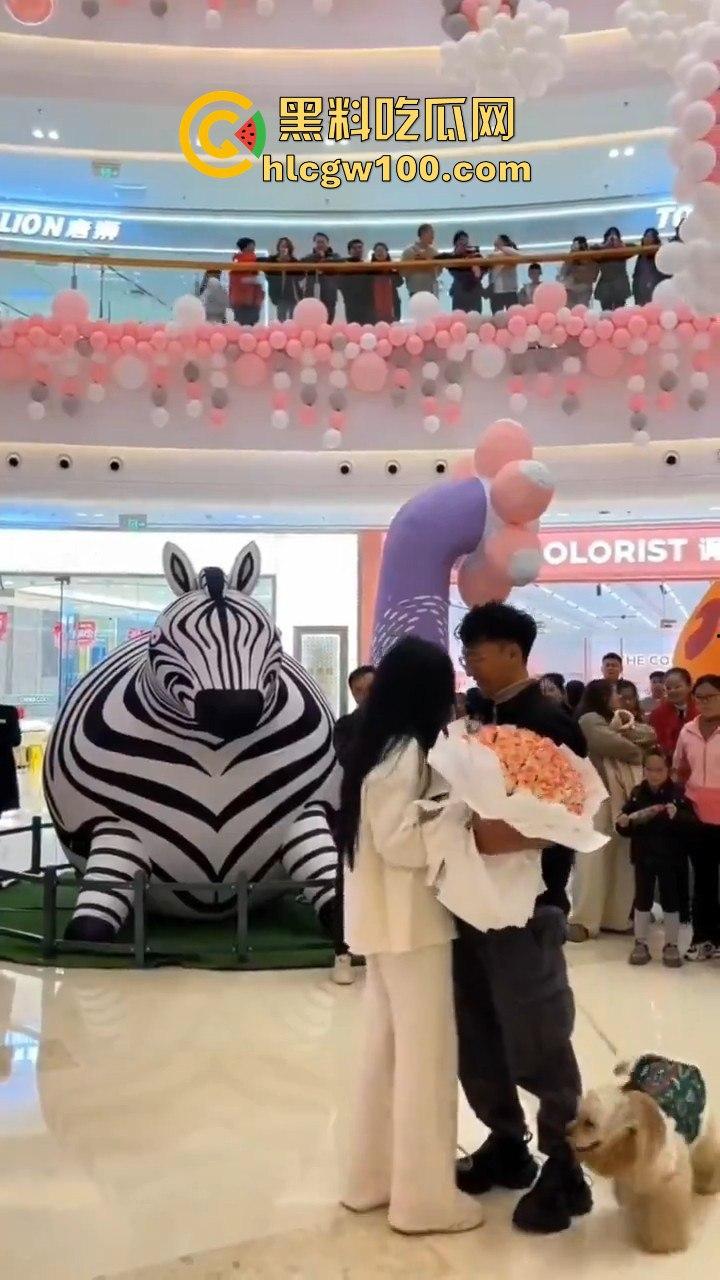 云南保山市君悦广场男子【王麒麟】表白成功,不料给正牌女友抓包,时间管理大师错误案例!!-4