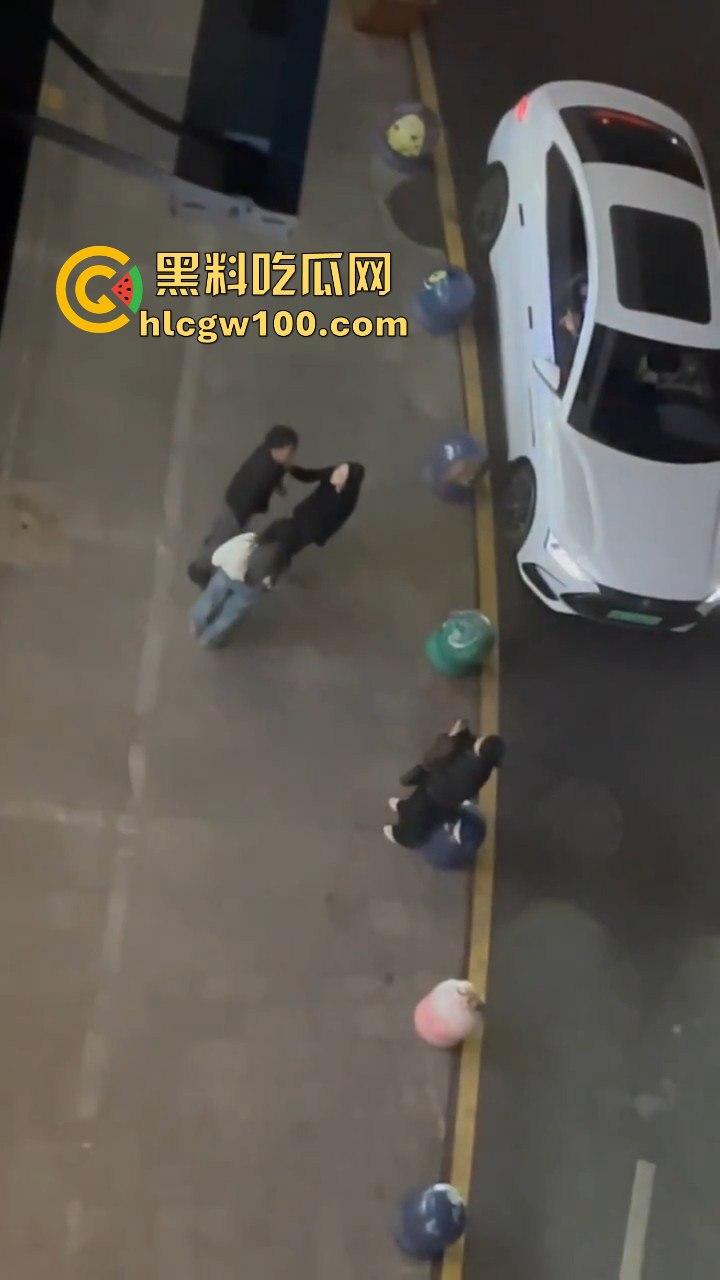 云南保山市君悦广场男子【王麒麟】表白成功,不料给正牌女友抓包,时间管理大师错误案例!!-5