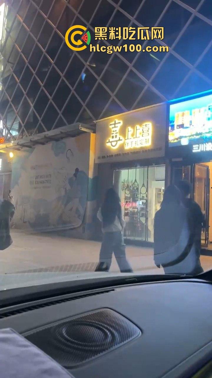 云南保山市君悦广场男子【王麒麟】表白成功,不料给正牌女友抓包,时间管理大师错误案例!!-11