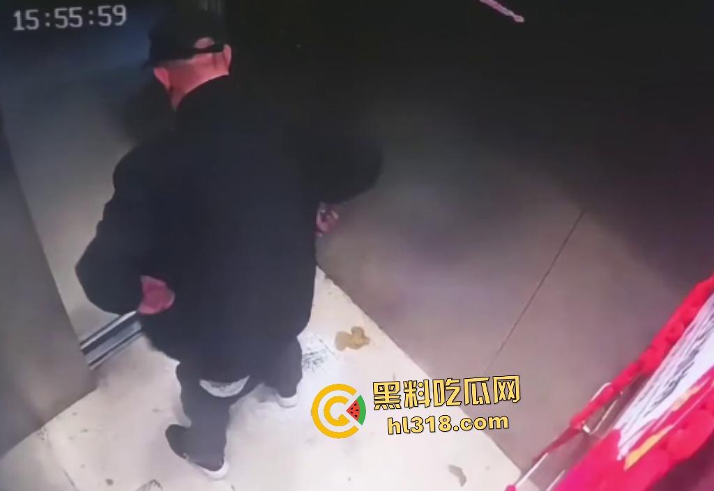 深圳电梯惊现老大爷脱裤拉屎,出电梯一直站在门口不让电梯下去,还忘拉裤子,老年痴呆还是坏人变老?-5