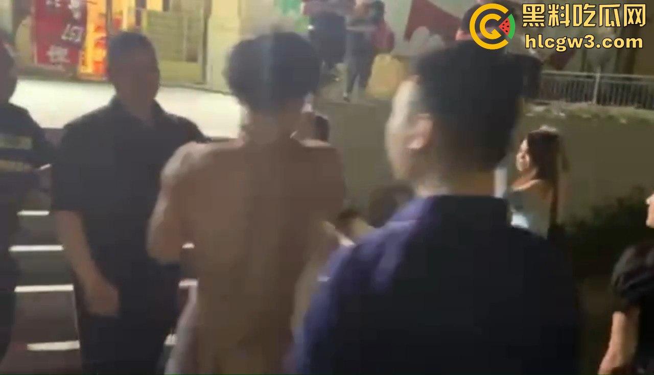 男子喊四妹陪酒却赖账！街头被扒衣暴打，黑衣辣妹怒出手，奶子甩飞，路人看得赚大发！-7