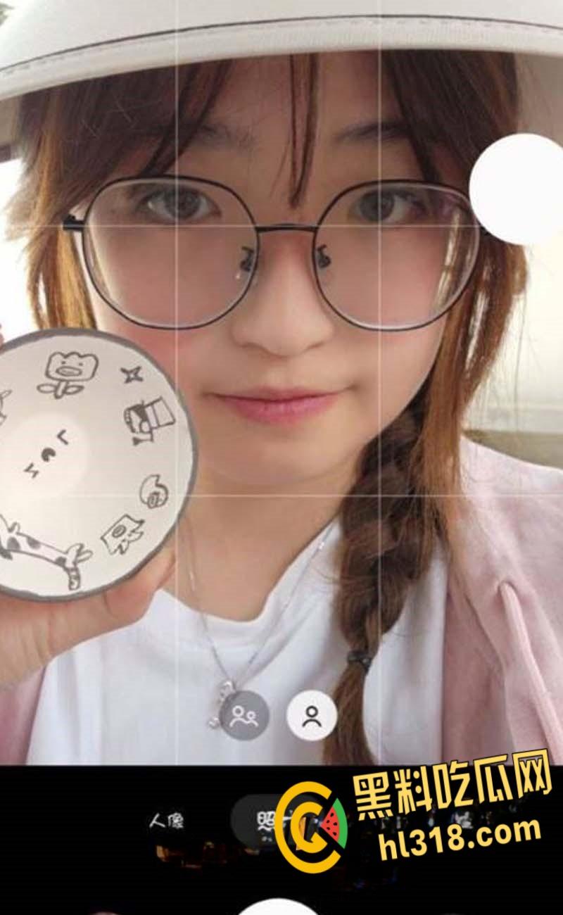 广西柳州反差眼镜妹,在校期间到处勾搭帅哥,多次跟学长出去开房3P,完美露脸母狗属性十分淫荡!-1