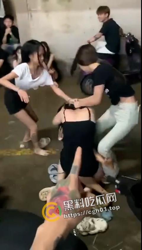 普宁精神小妹大战现场  扯头发 扇脸  朝着逼飞踢 场面堪比复仇者联盟-8