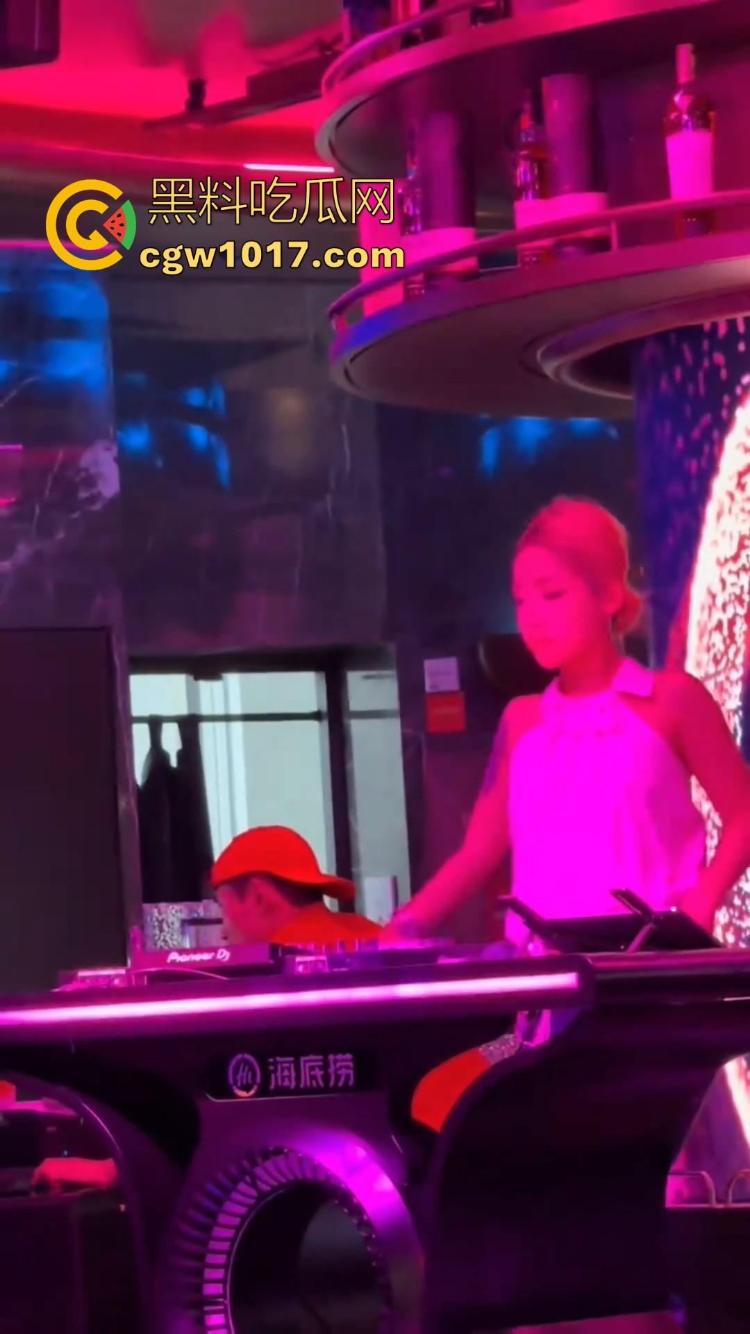 不是兄弟你跟我说这是海底捞?现在吃个火锅都卷成这样了嘛,不知道的以为在夜店呢,还有男模女DJ!-2