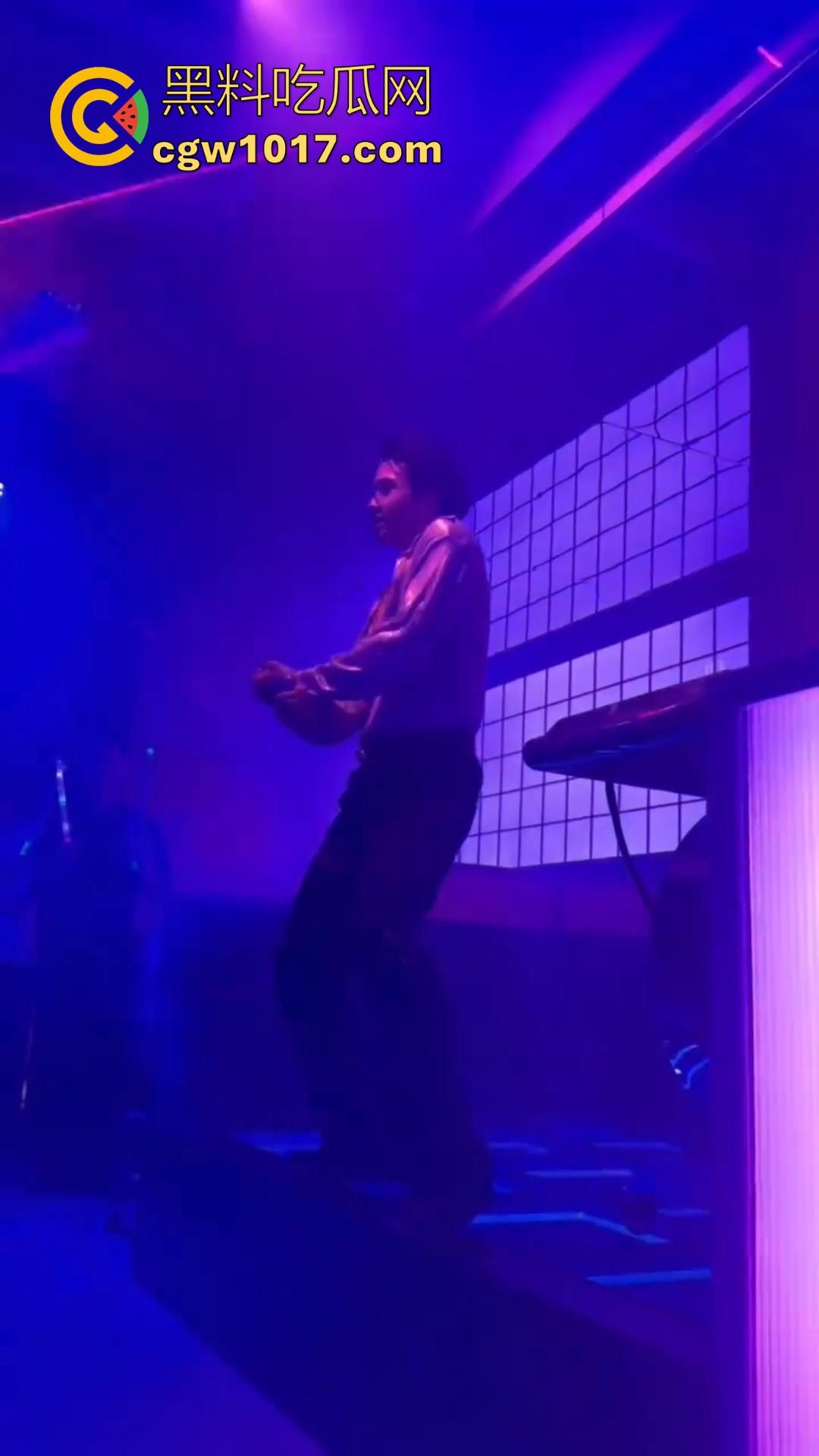 不是兄弟你跟我说这是海底捞?现在吃个火锅都卷成这样了嘛,不知道的以为在夜店呢,还有男模女DJ!-7