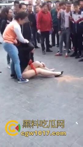 原配当街手撕小三,当众人围观当场脱下其红色小内裤,在场围观的男性纷纷的从各角度转到正面,为其看清楚真容!-1