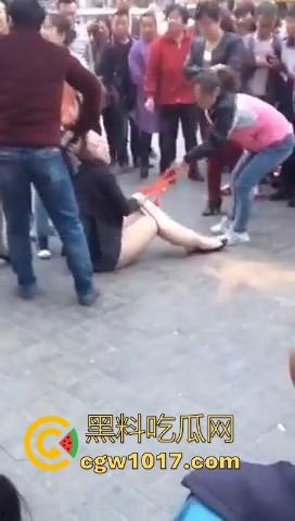 原配当街手撕小三,当众人围观当场脱下其红色小内裤,在场围观的男性纷纷的从各角度转到正面,为其看清楚真容!-5