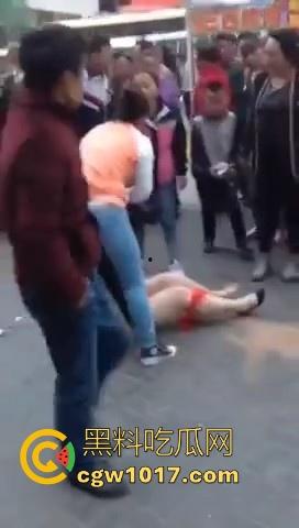 原配当街手撕小三,当众人围观当场脱下其红色小内裤,在场围观的男性纷纷的从各角度转到正面,为其看清楚真容!-9