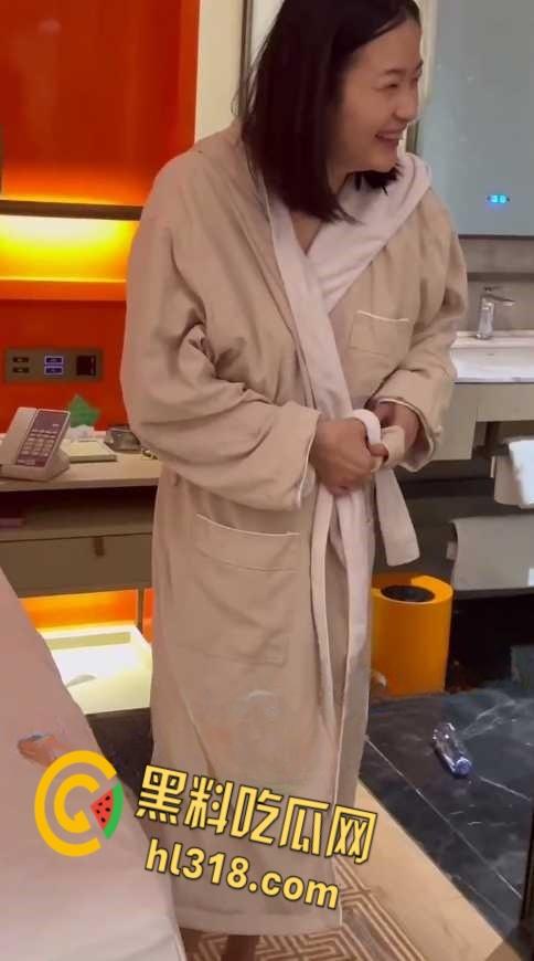 长沙小情侣开房遇第三者插足,失恋女醉酒敲开房门全裸上床,男主嘴角都快压不住了!-3