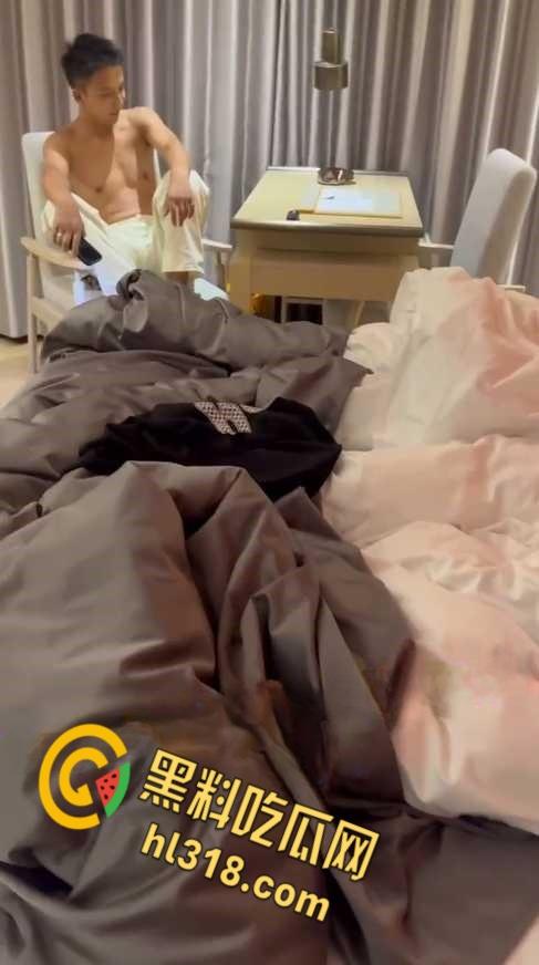 长沙小情侣开房遇第三者插足,失恋女醉酒敲开房门全裸上床,男主嘴角都快压不住了!-4