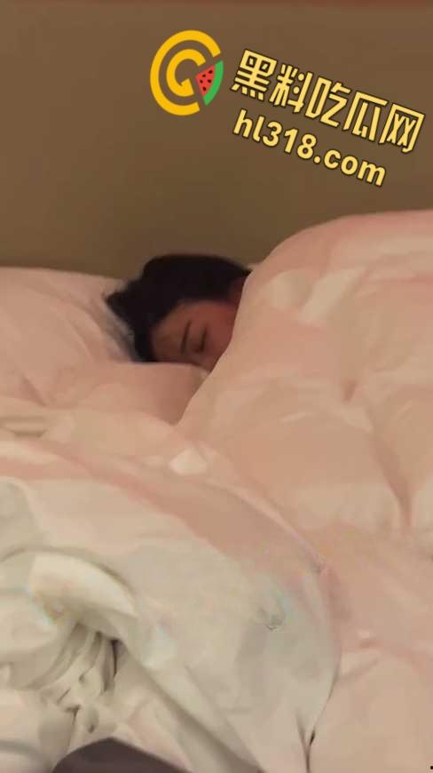 长沙小情侣开房遇第三者插足,失恋女醉酒敲开房门全裸上床,男主嘴角都快压不住了!-5