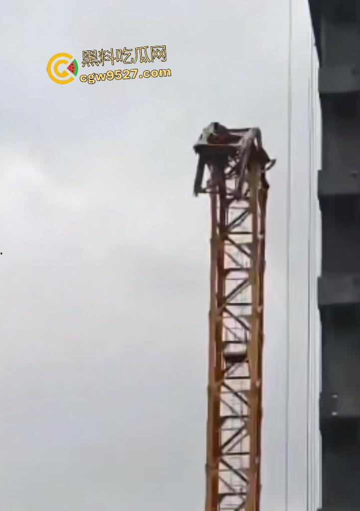 成都成华区塔吊坍塌,塔吊头扭曲,直接把人压在半空中,这塔吊都能倒塌,谁还敢住这房子?-6