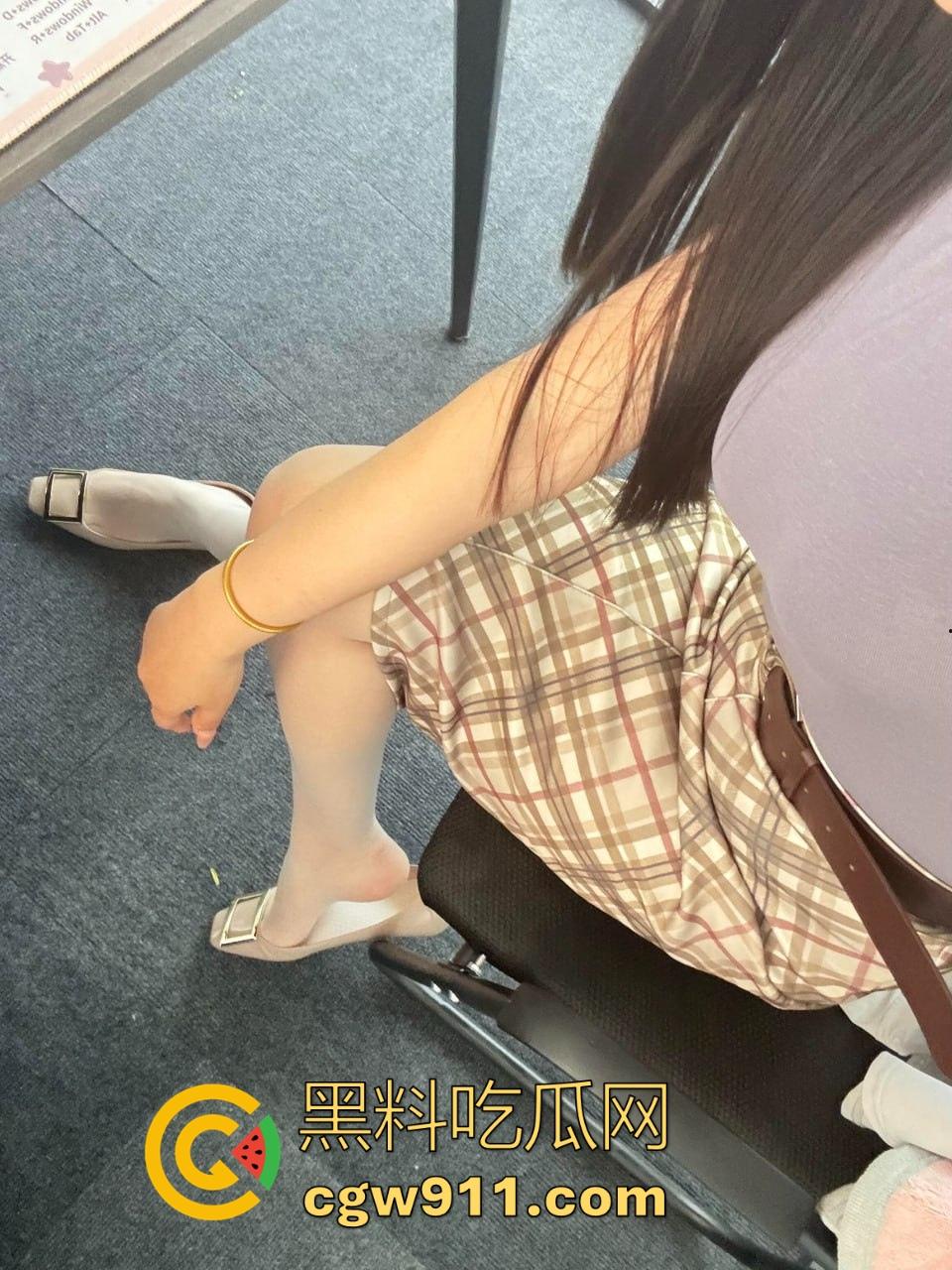 网恋半年的和平精英网友终于奔现啦!二话没说见面就是插,这妹子做爱期间也不浪费时间开一把!-3