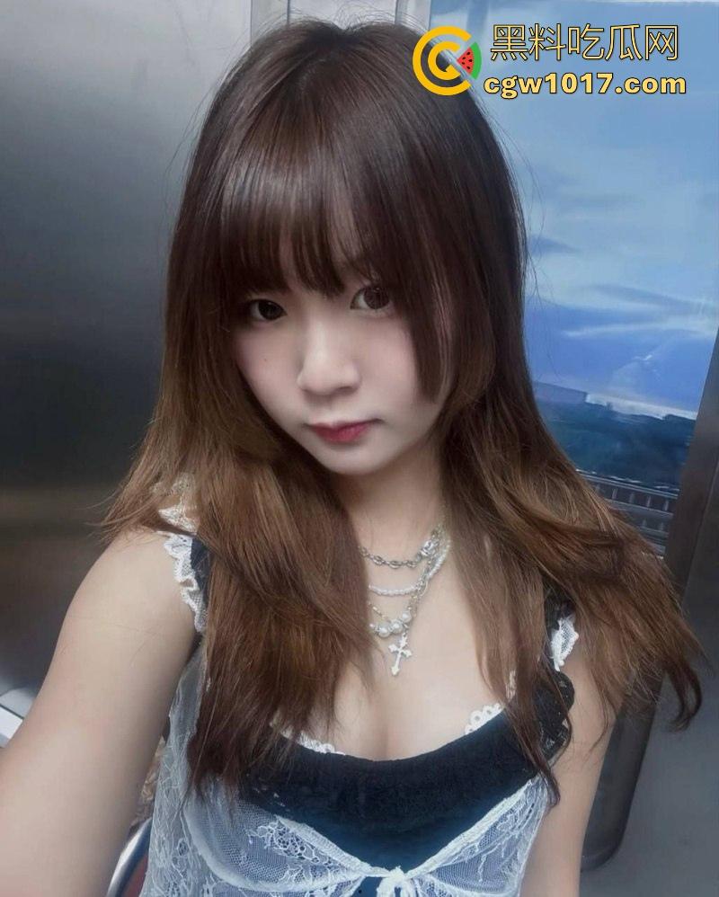 成都大学微胖小学妹【邓嘉义】做爱视频泄漏,露脸口交深喉舔屌,男友无套猛干高潮颜射!-1