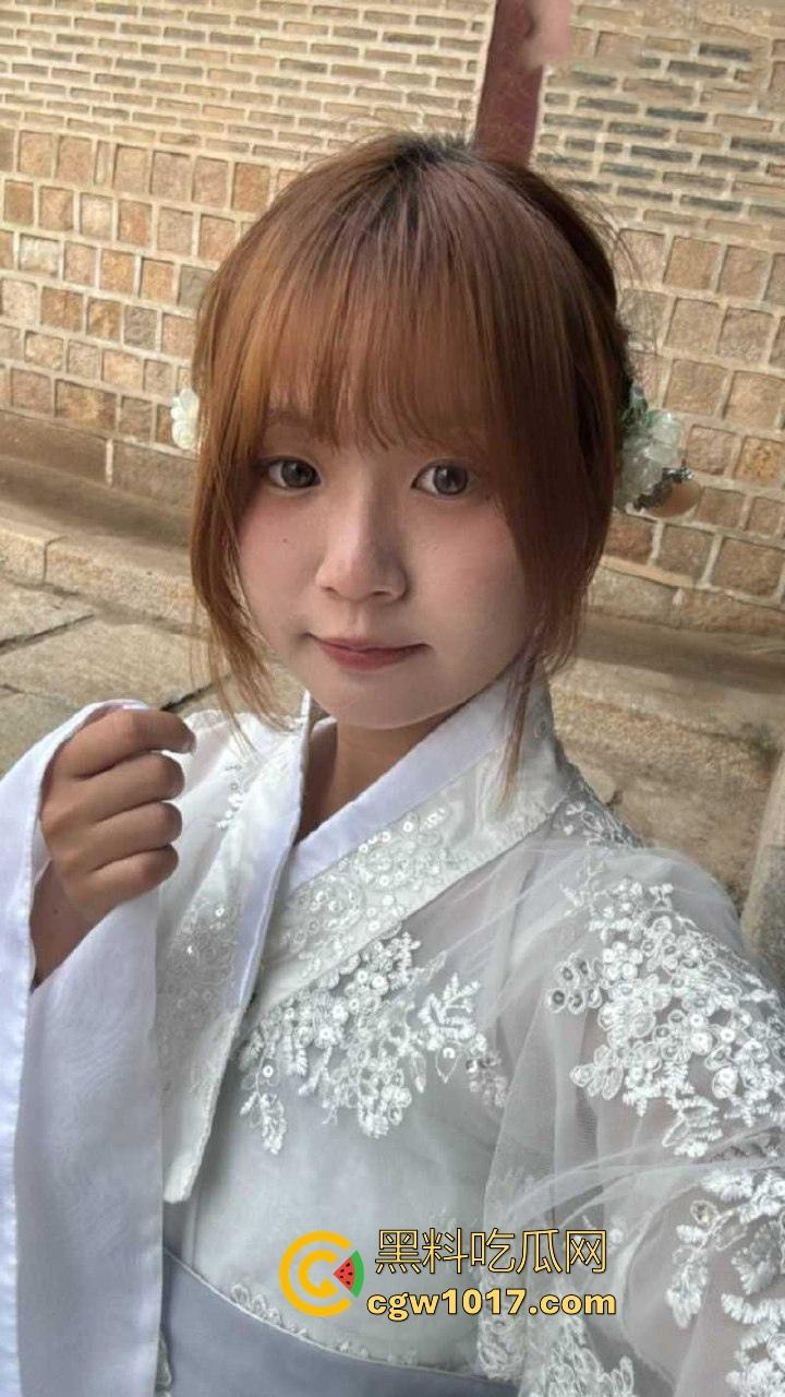 成都大学微胖小学妹【邓嘉义】做爱视频泄漏,露脸口交深喉舔屌,男友无套猛干高潮颜射!-3