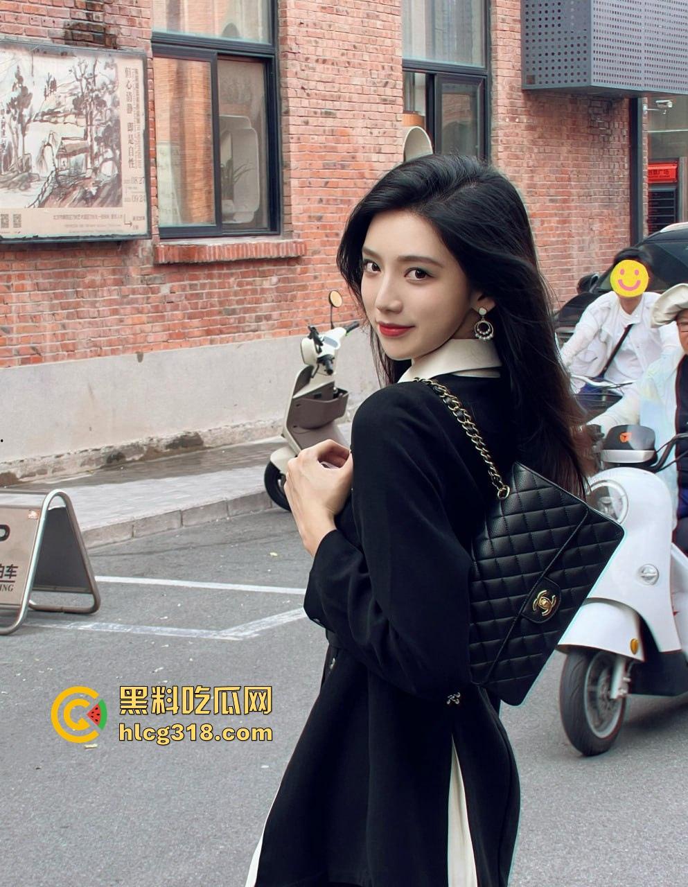 深渊巨洞!淫荡女子为寻刺激整根自慰棒塞进小穴里,完完全全吞进去,整个人抽搐不知道是兴奋还是疼痛难忍!-2