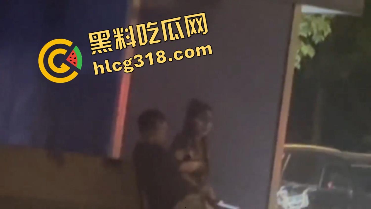 小情侣激情路边打飞机,巡警一照手还在撸,故作镇定装糊涂,路边撸管到底算不算犯法?-4