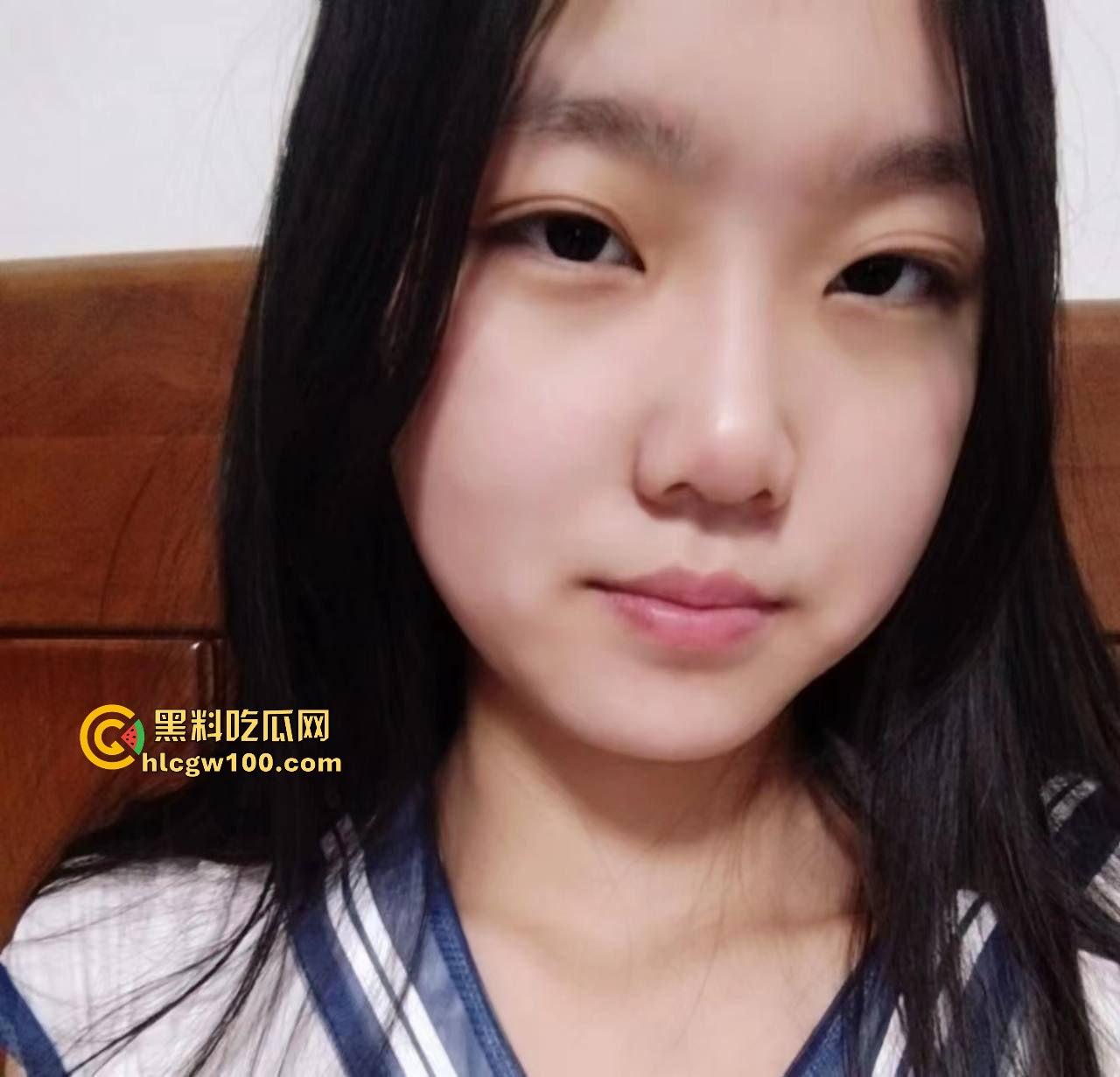 广西柳州学院【甜思思】自慰视频曝光,顶级骚母狗自慰诱惑,全程骚到炸裂!-1