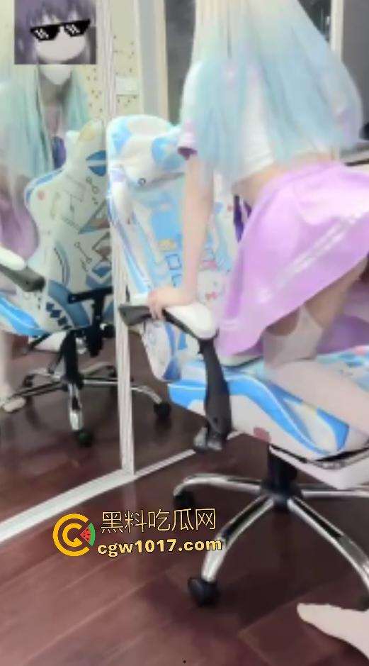 抖音小萝莉【白桃软糖】00后高中生裸舞，电竞椅翘臀扭坏椅子，厕所跳蛋塞逼撒尿，还有粉丝想花钱买尿喝！-3