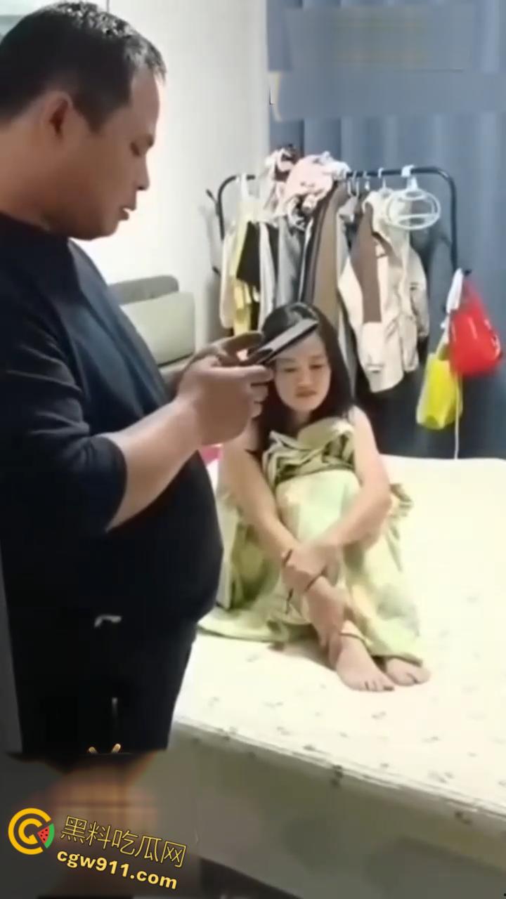 安平公园怡景城小区,当场撞见老公与小三赤身裸体纠缠,现场尴尬混乱不堪,带你直击超火爆的捉奸第一现场!-2