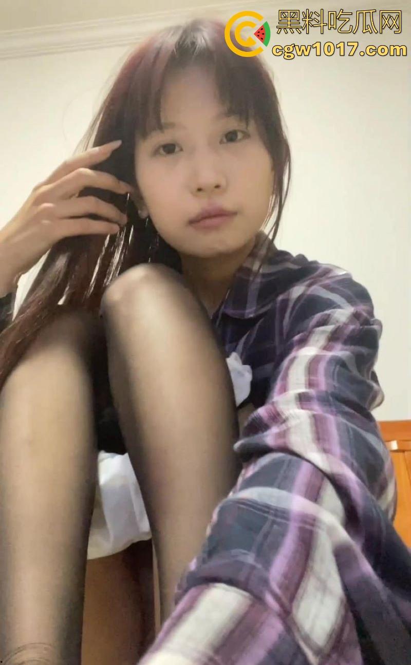 你的甜美女友向你发来视频裸聊!日常软萌撒娇+穿裙子嘟嘴,私下露脸自慰扣穴,粉嫩蜜桃臀扣到喷水!-1