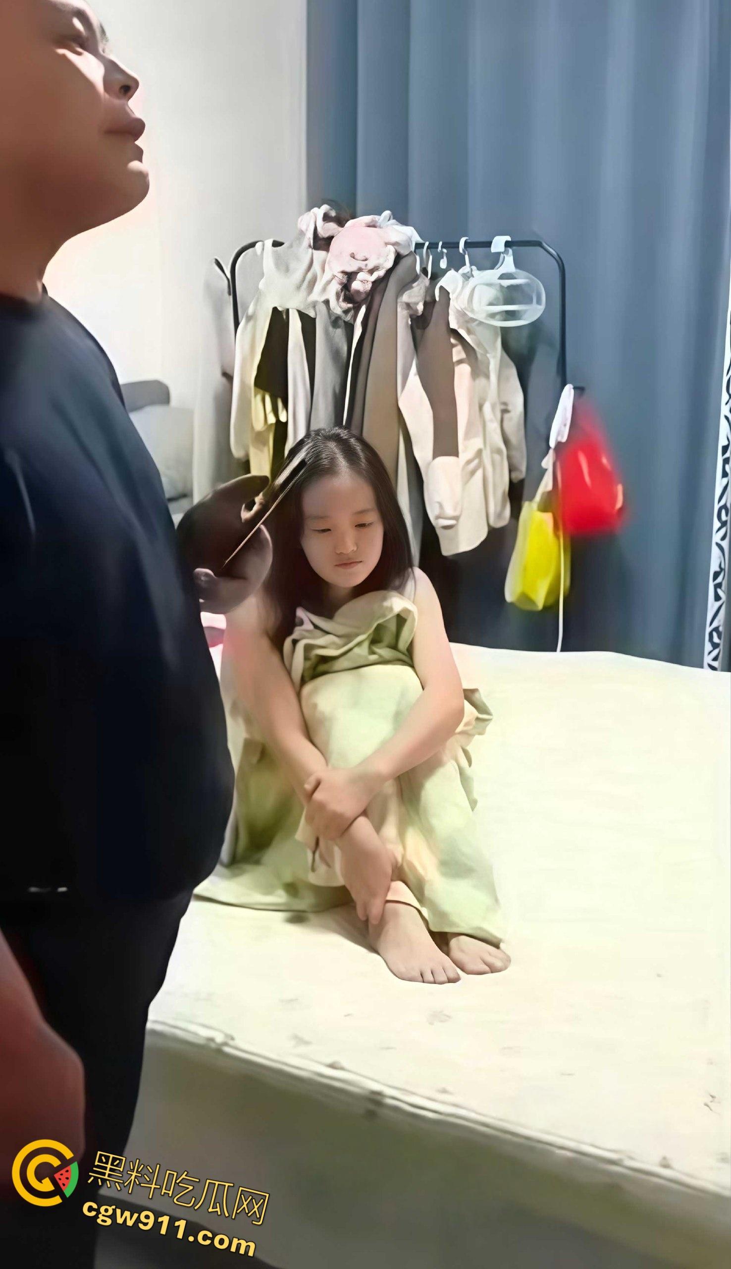 安平公园怡景城小区,当场撞见老公与小三赤身裸体纠缠,现场尴尬混乱不堪,带你直击超火爆的捉奸第一现场!-6