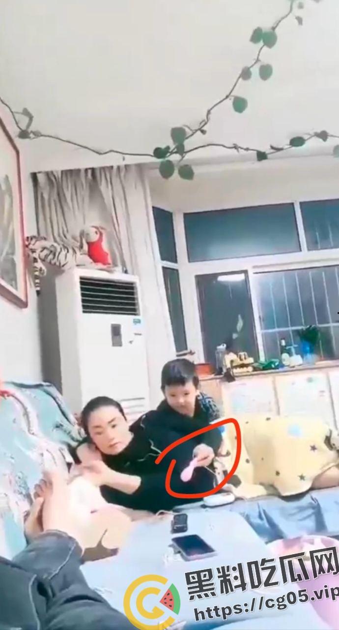 毁三观!母亲当着儿子的面玩跳蛋 而父亲就在旁边拍视频 一家三口没一个正常人-2