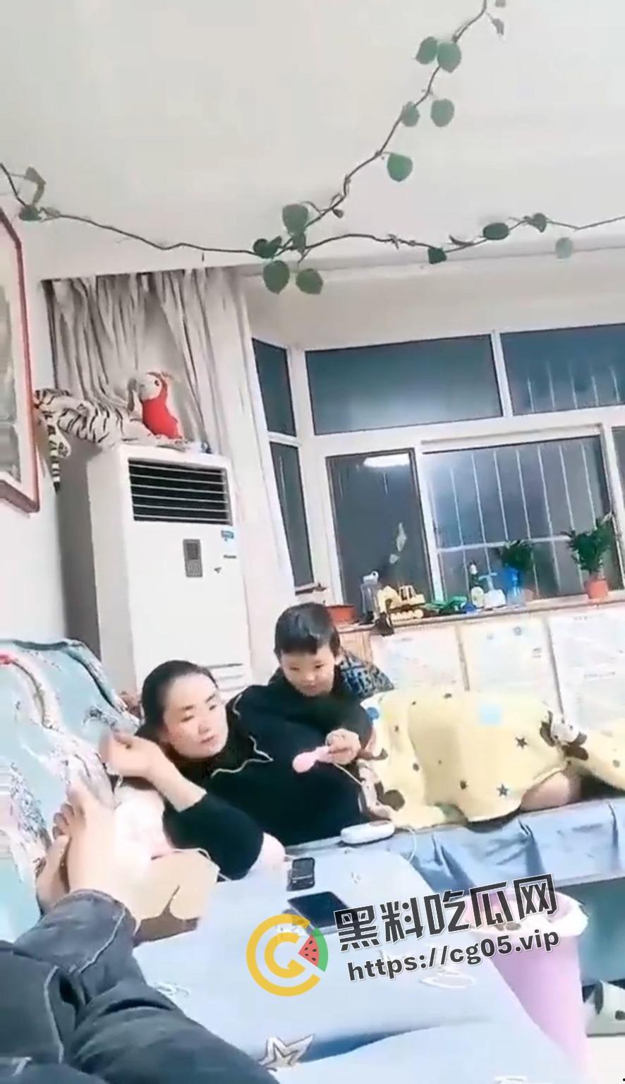 毁三观!母亲当着儿子的面玩跳蛋 而父亲就在旁边拍视频 一家三口没一个正常人-3