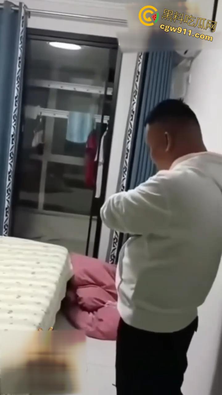 安平公园怡景城小区,当场撞见老公与小三赤身裸体纠缠,现场尴尬混乱不堪,带你直击超火爆的捉奸第一现场!-7