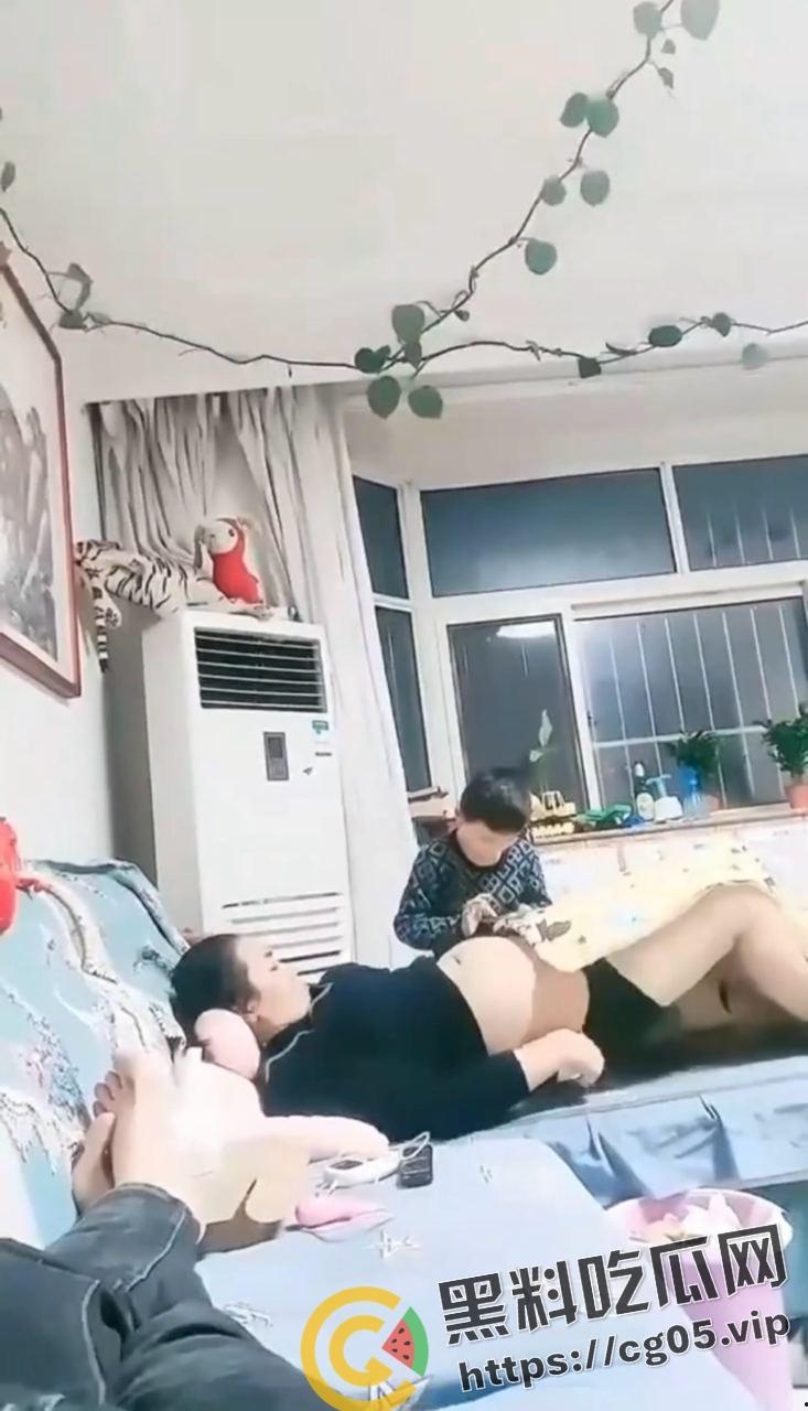 毁三观!母亲当着儿子的面玩跳蛋 而父亲就在旁边拍视频 一家三口没一个正常人-6