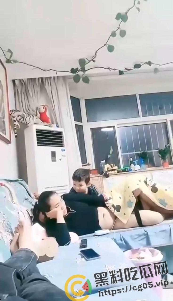 毁三观!母亲当着儿子的面玩跳蛋 而父亲就在旁边拍视频 一家三口没一个正常人-7
