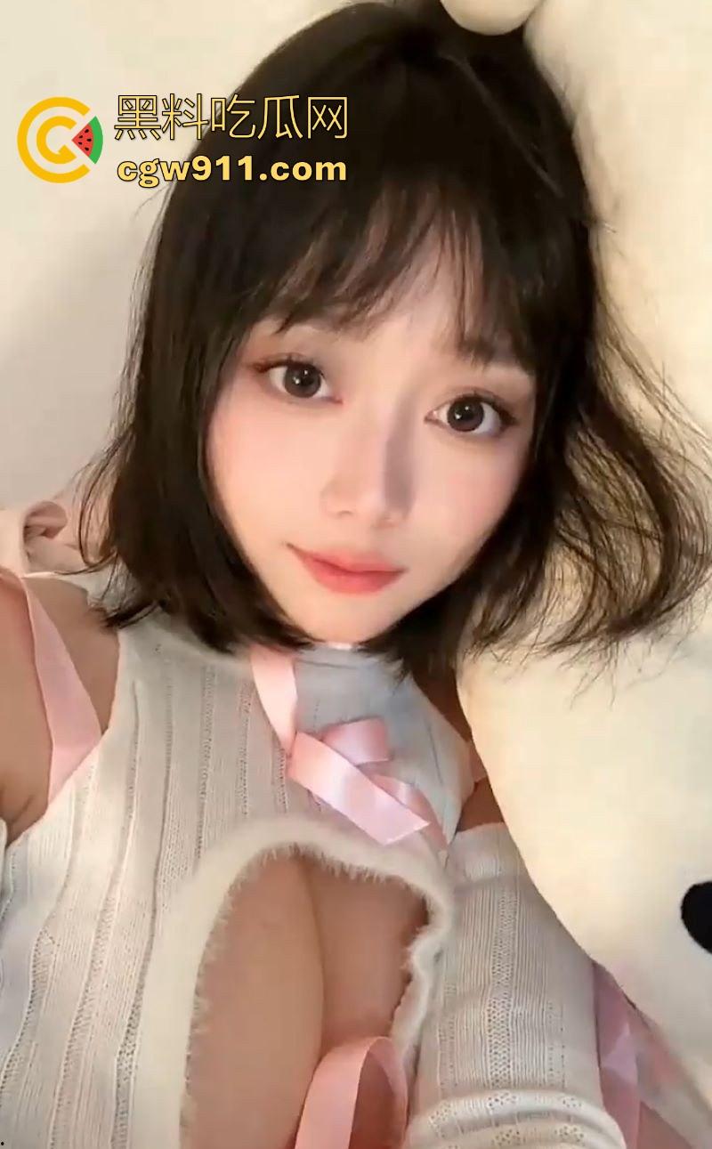 高颜值白虎福利姬【露娜酱】自慰福利视频曝光,美乳挺翘翘臀圆润,对着白虎穴一插到底,蜜汁喷涌简直爱了!-3