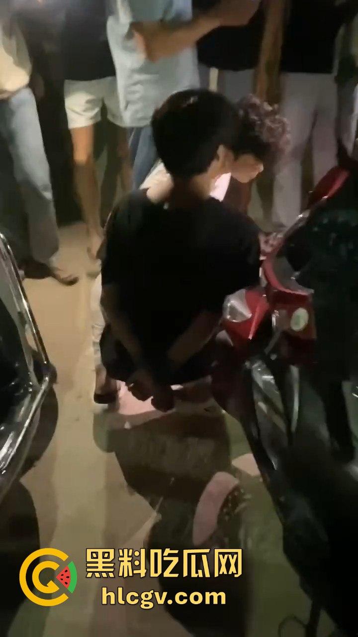 饶平霞东公园精神小伙偷车被当场抓获,装逼不成反成笑话!-2