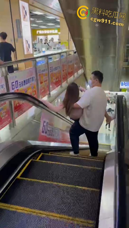 屌丝男给网红美女分期买手机,还没还完就分手了,妹子欲倒卖被现场锁机,撒泼闹事被强制拖出商场!-5