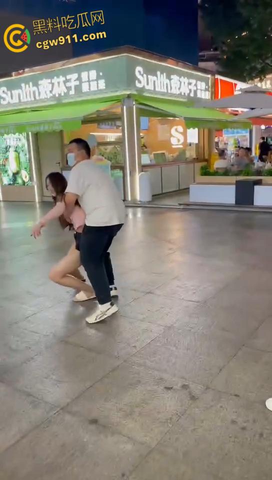 屌丝男给网红美女分期买手机,还没还完就分手了,妹子欲倒卖被现场锁机,撒泼闹事被强制拖出商场!-7