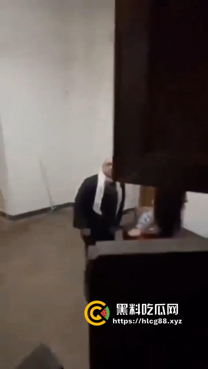 西班牙神棍教堂后操逼被偷录,闻完骚内裤掏鸡巴净化,哈利路亚喊得桌子都晃!-9