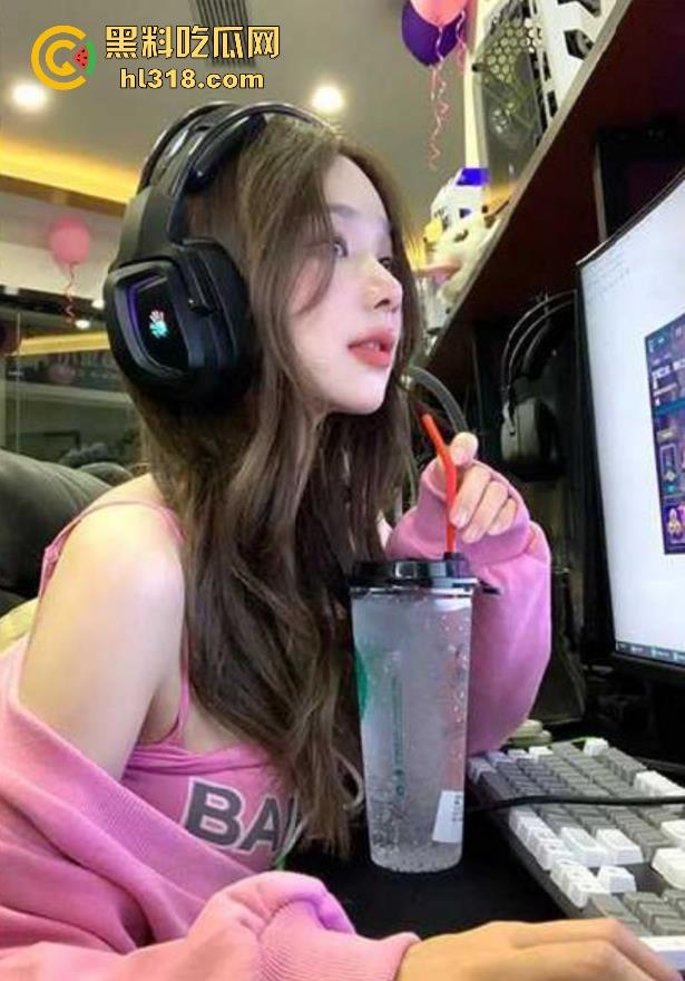 小情侣网吧激情现场直播,两人看着电脑上的黄片忍不住亲自上手实践,男的表现生涩,第一次居然插错地方!-2