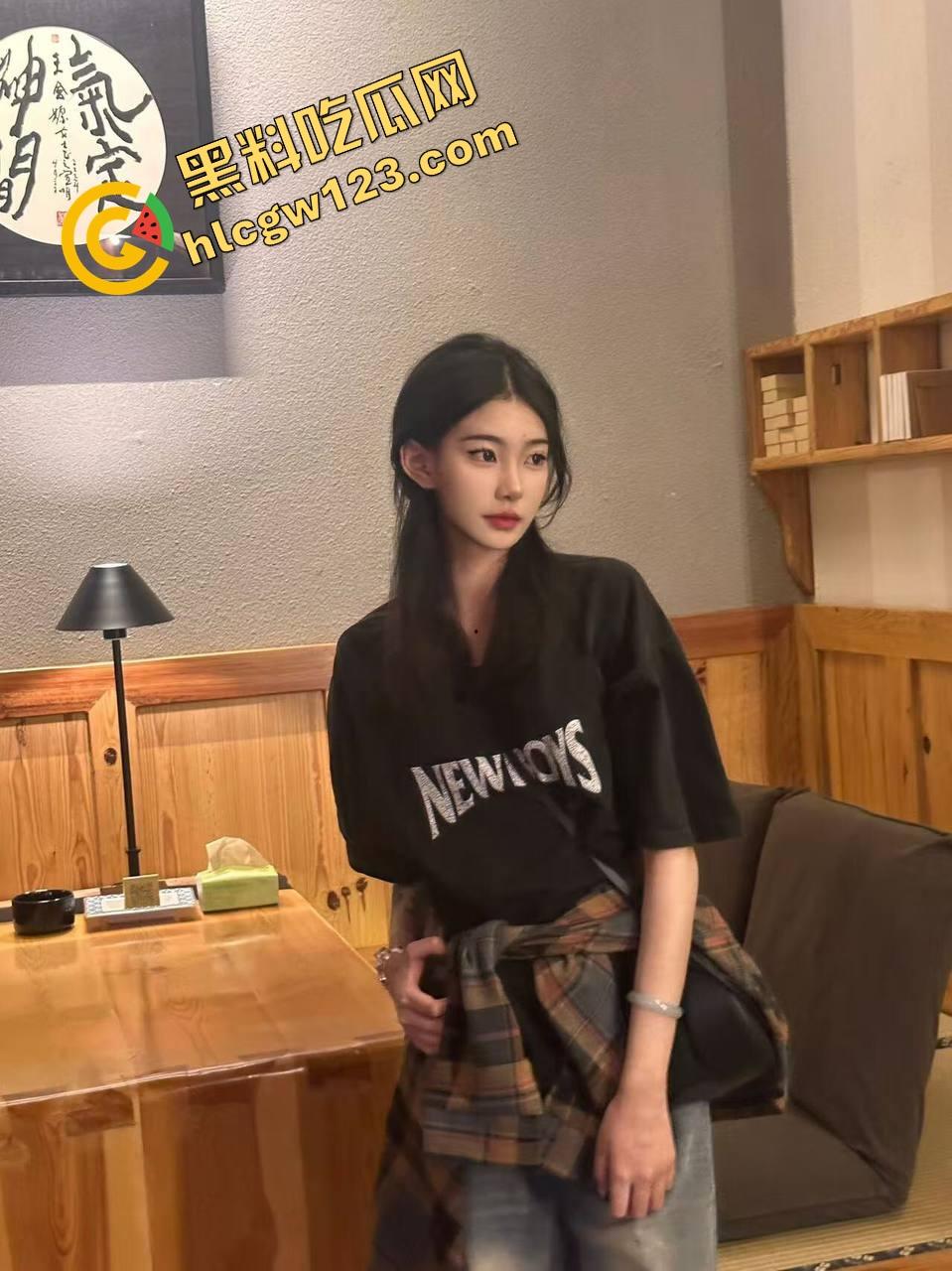 上海外围媛媛反向骑坐爆操位,骑着骑着自己先高潮了,手指插进逼里喷得床单全湿,反客为主玩疯了!-1