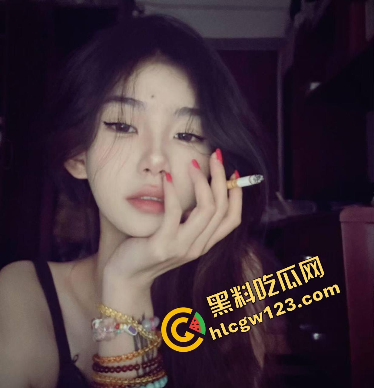 上海外围媛媛反向骑坐爆操位,骑着骑着自己先高潮了,手指插进逼里喷得床单全湿,反客为主玩疯了!-2