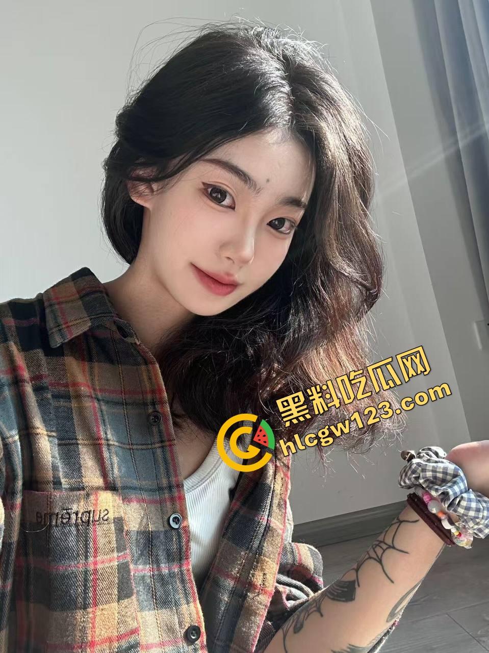 上海外围媛媛反向骑坐爆操位,骑着骑着自己先高潮了,手指插进逼里喷得床单全湿,反客为主玩疯了!-4