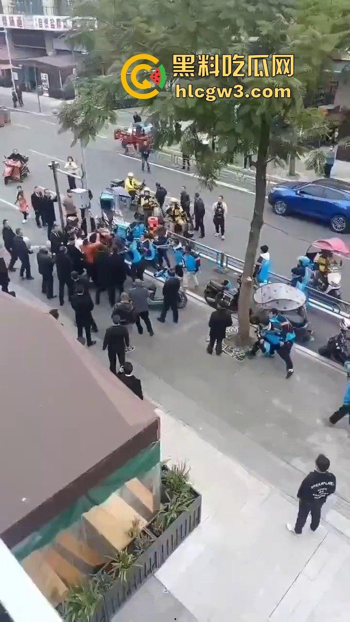 成都外卖员和物业管理打架!天府新区隆祥街上演激烈冲突,拳脚相加上演街头大乱斗!-9