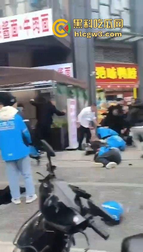 成都外卖员和物业管理打架!天府新区隆祥街上演激烈冲突,拳脚相加上演街头大乱斗!-11